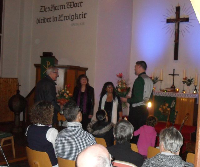 Dank an Hannelore Wieland (2.v.l.) und Graciela Medina durch Kurt Pansegrau (l.) und Pastor Tino Bahl (r.)
